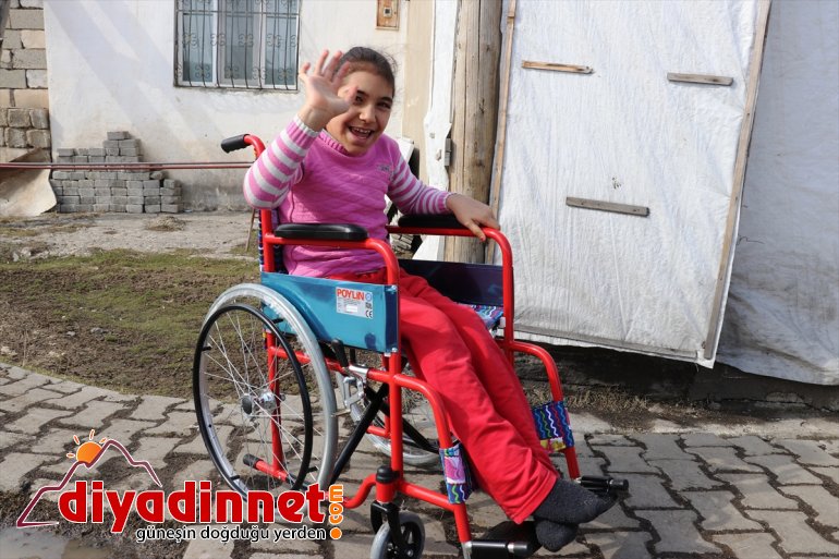 Küçük Hilal'in 12 yıllık 'gün yüzü' hasreti hediye tekerlekli sandalyeyle sona erdi