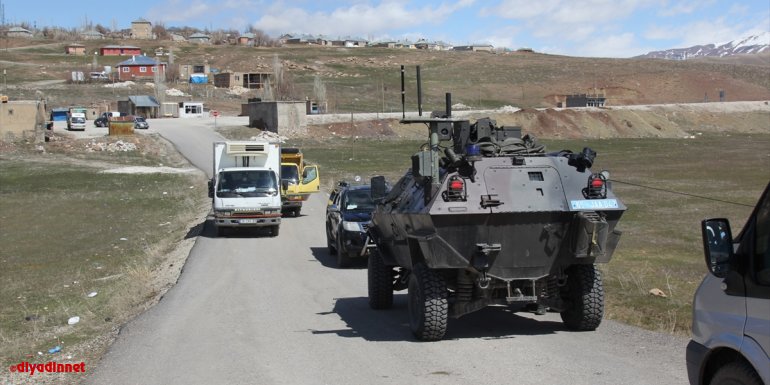 Karantinaya alınan mahallenin sakinlerine yardım dağıtıldı - VAN 1