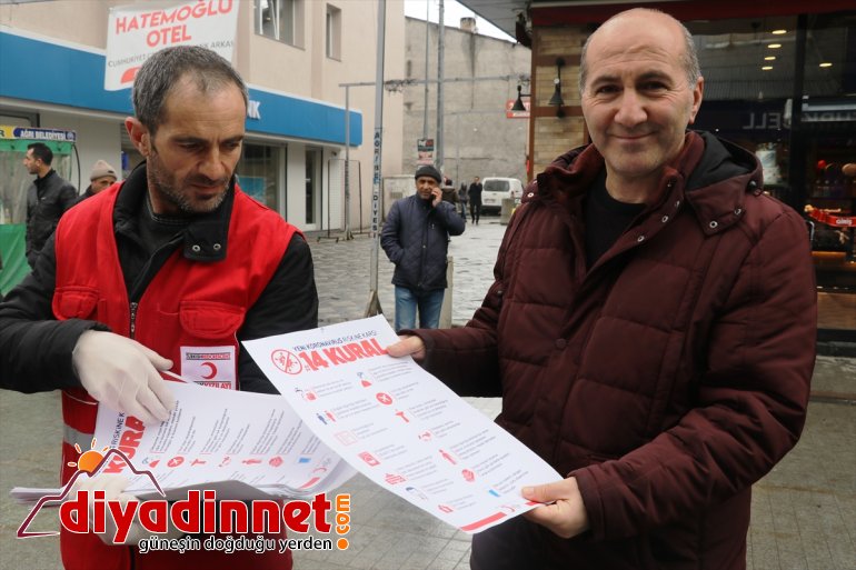 Kovid-19 bilgilendirdi karşı salgınına broşürlerle Kızılay vatandaşları gönüllüleri Ağrı