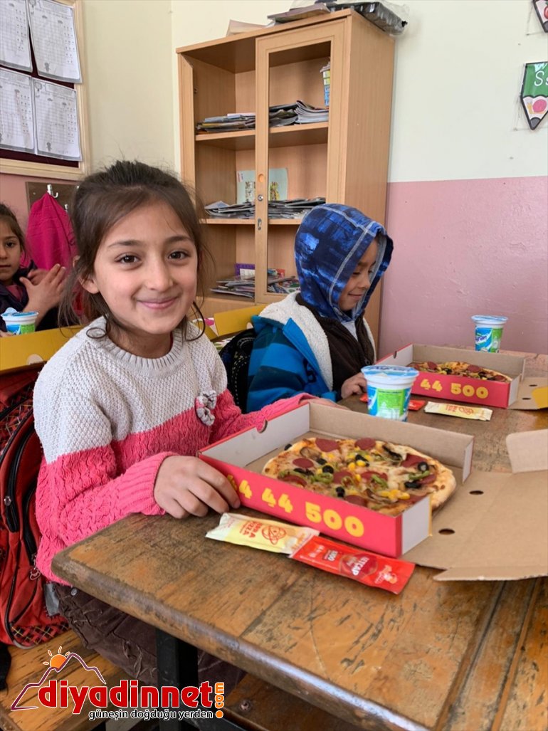 pizza tattırıyor gezip Köy - çocuklara köy AĞRI 3