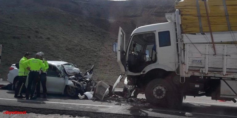 Malatya'da kamyona çarpan otomobilin sürücüsü öldü