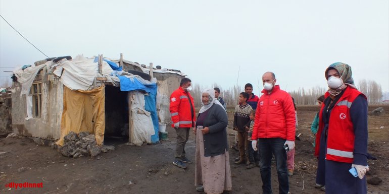 Malazgirt'te 'Vefa Sosyal Destek Grubu' yaşlı ve hastaların yardımına koşuyor