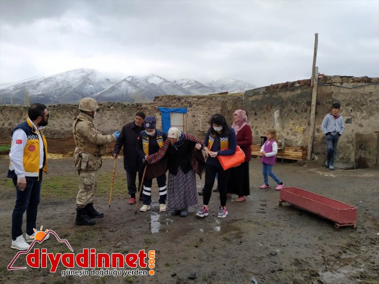 Mehmetçik ve seferber - AĞRI evinde sağlık kadın yaşlı için rahatsızlanan ekipleri, oldu 3