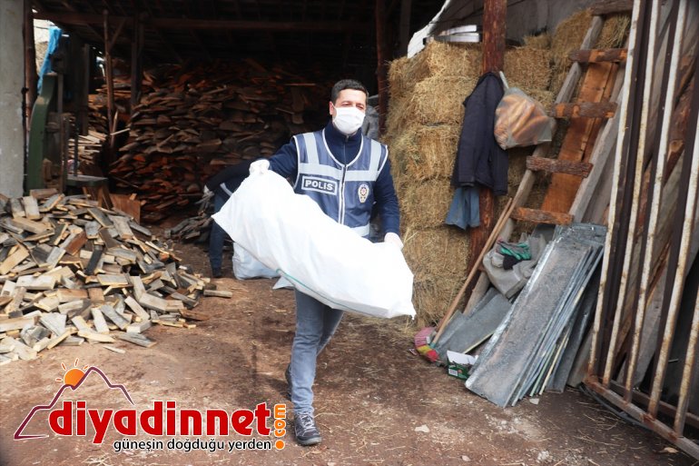 polisin AĞRI - Yakacağı odunla biten aile ısınacak getirdiği 2