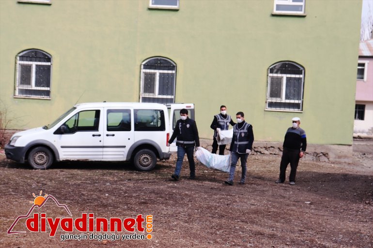 Ağrı'da yakacağı biten aile polisin getirdiği odunla ısınacak