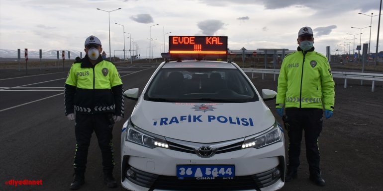 Polis araçlarının tepe lambalarında "Evde kal" uyarısı
