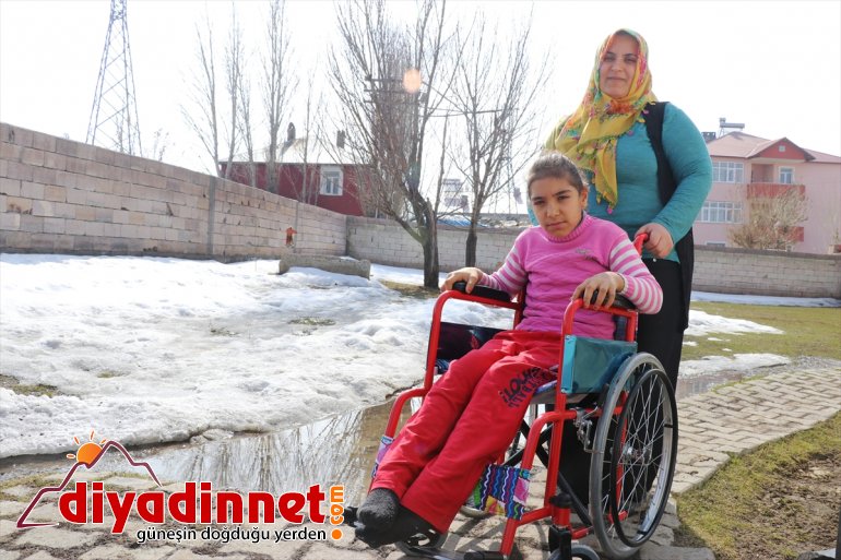 12 hediye sona hasreti yüzü erdi Küçük tekerlekli sandalyeyle yıllık gün Hilal