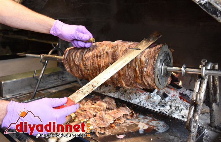 Cağ kebabı ve kadayıf dolması paket servisle sofraları süslüyor