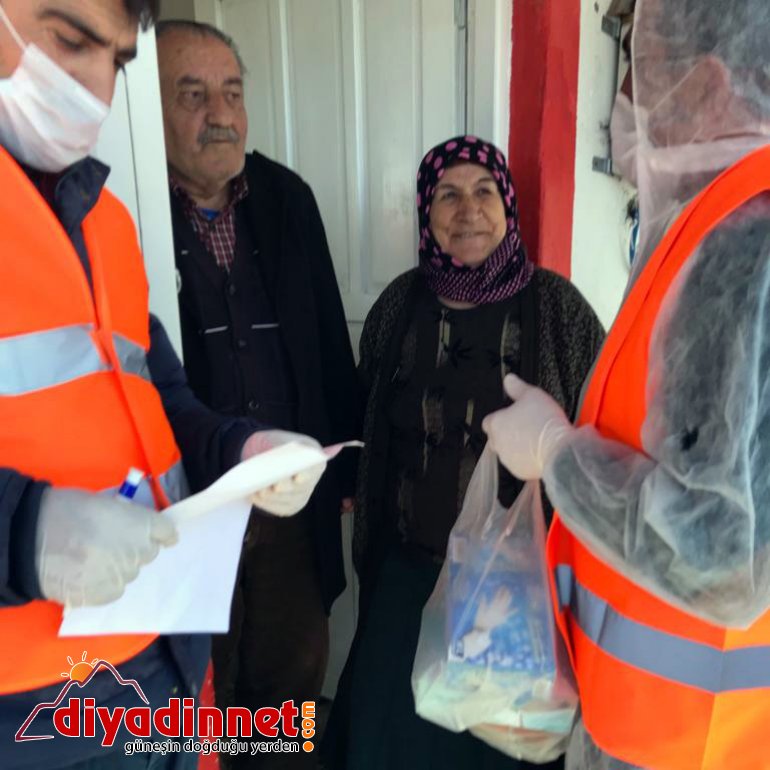 Taşlıçay Belediyesi Yaşlılara kolonya eldiven ve maske dağıttı1