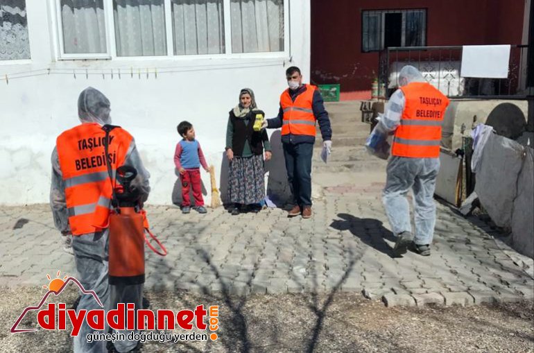 Taşlıçay Belediyesi Yaşlılara kolonya eldiven ve maske dağıttı