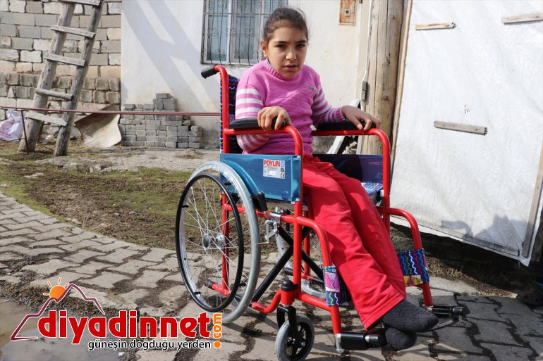 gün hasreti yıllık Küçük sandalyeyle sona hediye tekerlekli 12 erdi  yüzü Hilal