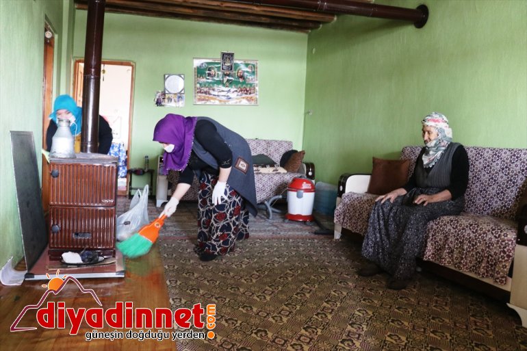 dışarı çıkamayan En evlerini temizliyorlar giderek ücra köylere yaşlıların 12