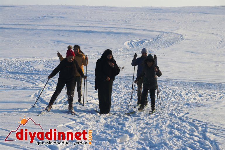 Yonca öğretmen kendisi gibi şampiyon kayakçılar yetiştiriyor11