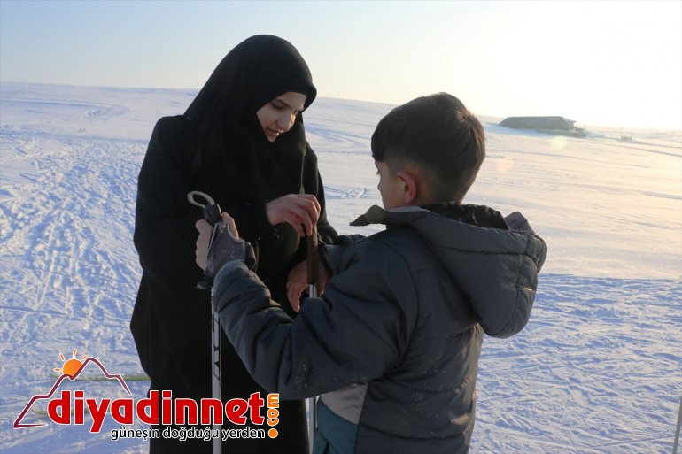 Yonca öğretmen kendisi gibi şampiyon kayakçılar yetiştiriyor17