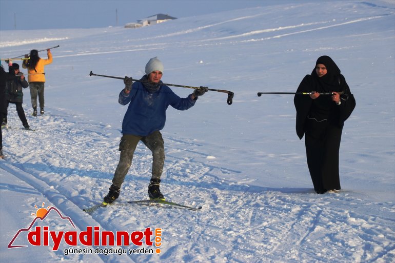 Yonca öğretmen kendisi gibi şampiyon kayakçılar yetiştiriyor4