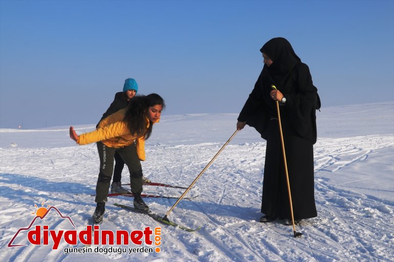 Yonca öğretmen kendisi gibi şampiyon kayakçılar yetiştiriyor10