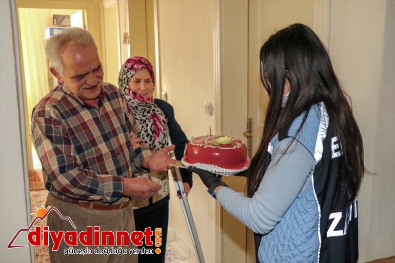 Van'da evlerinden çıkamayan çifte 46. evlilik yıl dönümü sürprizi