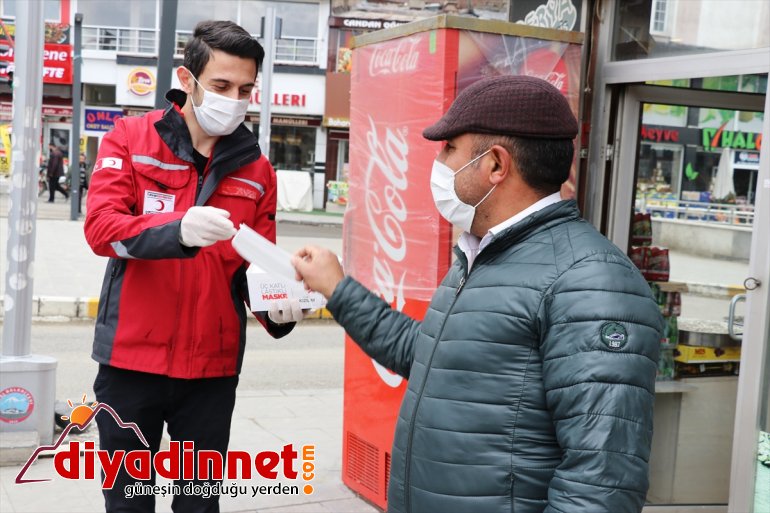 - maske dağıttı Kızılay dezenfektan ve Türk Ağrı