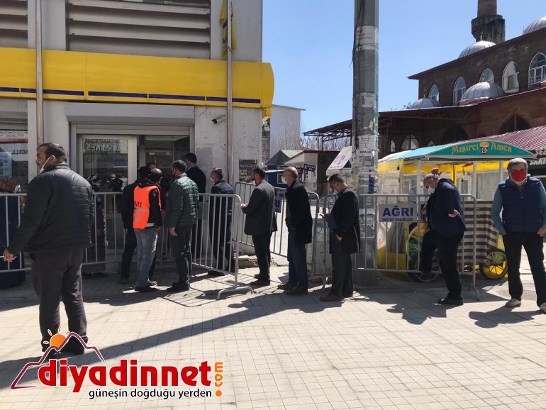 Ağrı da PTT şubesi önünde sosyal mesafe kuralı hiçe sayıldı2