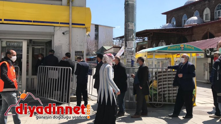 Ağrı da PTT şubesi önünde sosyal mesafe kuralı hiçe sayıldı3