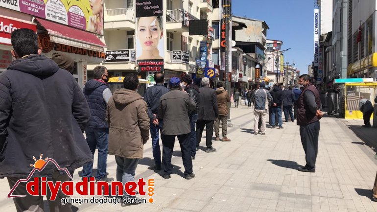 Ağrı da PTT şubesi önünde sosyal mesafe kuralı hiçe sayıldı4