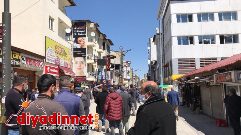 Ağrı da PTT şubesi önünde sosyal mesafe kuralı hiçe sayıldı5