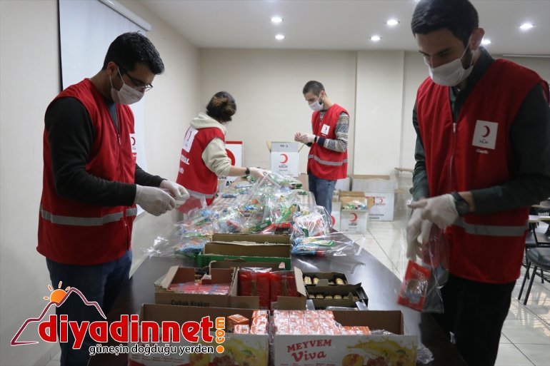 Ağrı'da Sağlık çalışanlarına çikolata dağıttılar