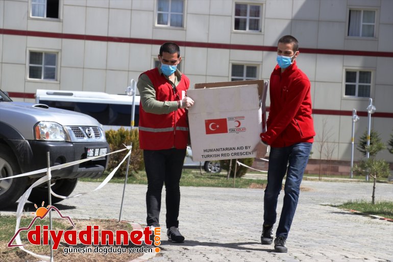 Ağrı da Sağlık çalışanlarına çikolata dağıttılar2