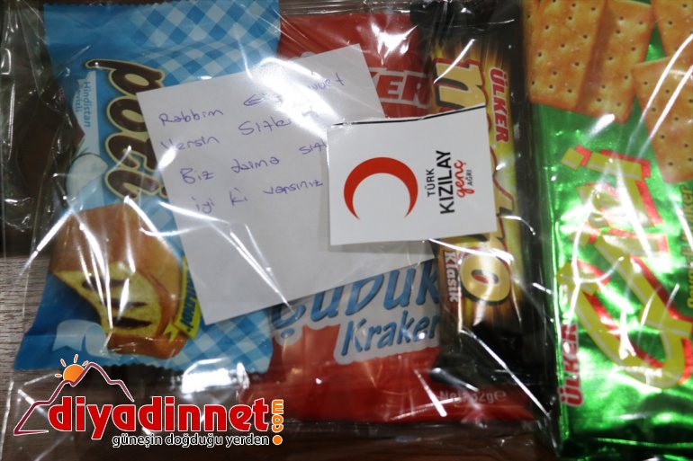 Ağrı da Sağlık çalışanlarına çikolata dağıttılar5