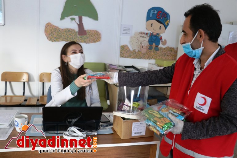 Ağrı da Sağlık çalışanlarına çikolata dağıttılar6