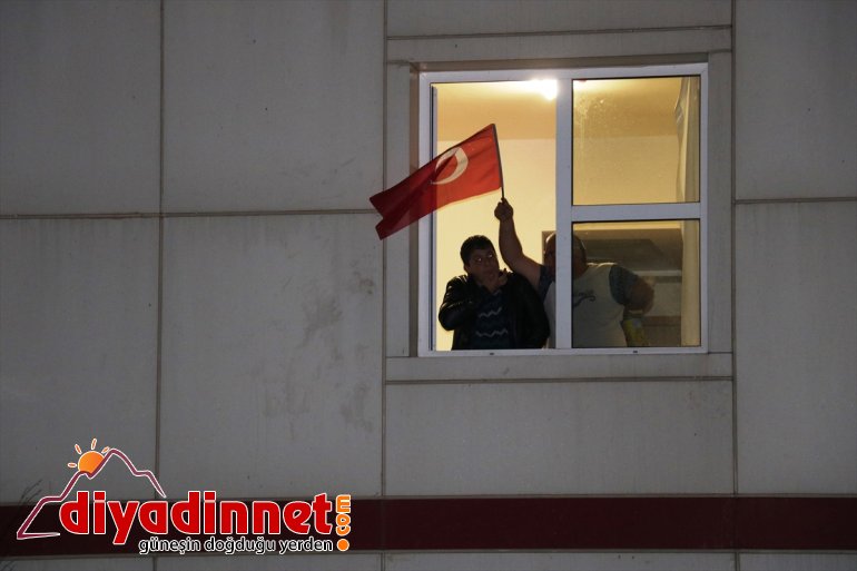 Ağrı da vatandaşlar İstiklal Marşı nı balkonlardan okudu2