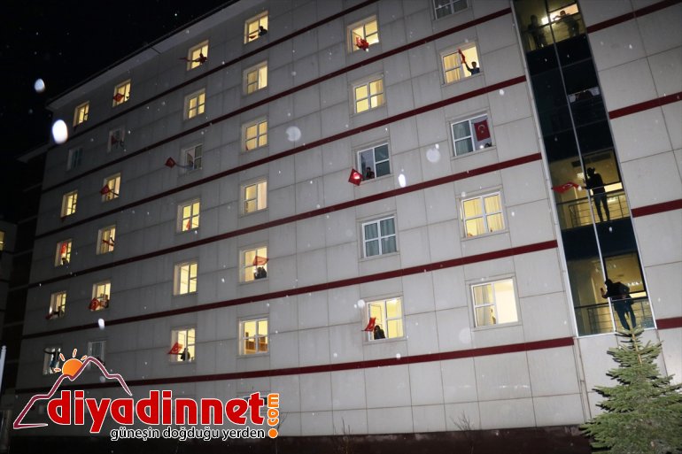 Ağrı'da vatandaşlar İstiklal Marşı'nı balkonlardan okudu