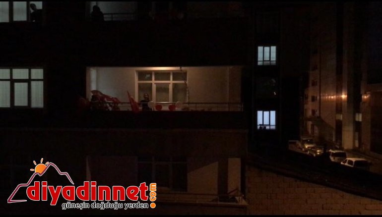 Ağrı da vatandaşlar İstiklal Marşı nı balkonlardan okudu4