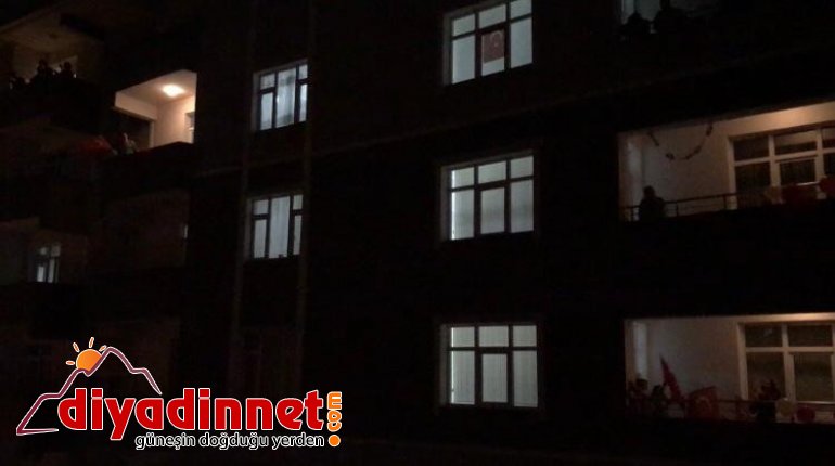 Ağrı da vatandaşlar İstiklal Marşı nı balkonlardan okudu5