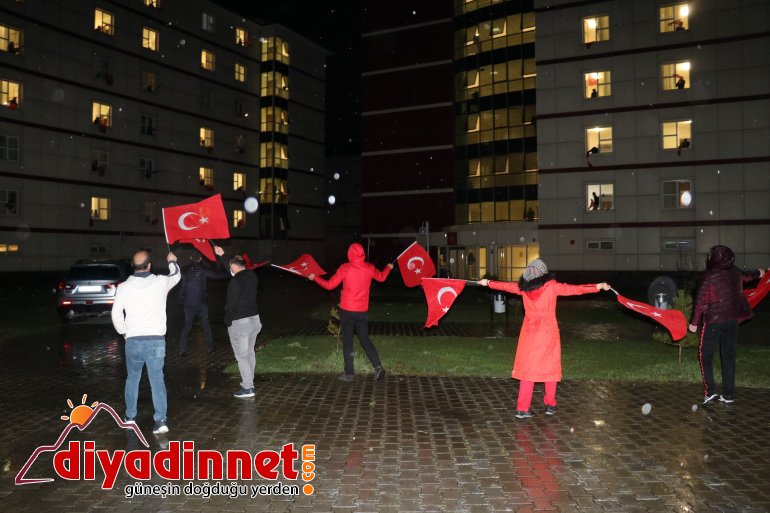 Ağrı da vatandaşlar İstiklal Marşı nı balkonlardan okudu6
