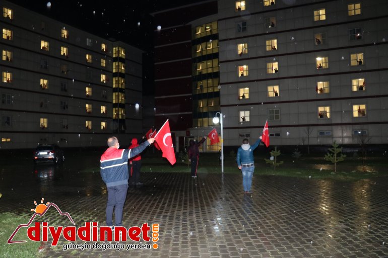 Ağrı da vatandaşlar İstiklal Marşı nı balkonlardan okudu7