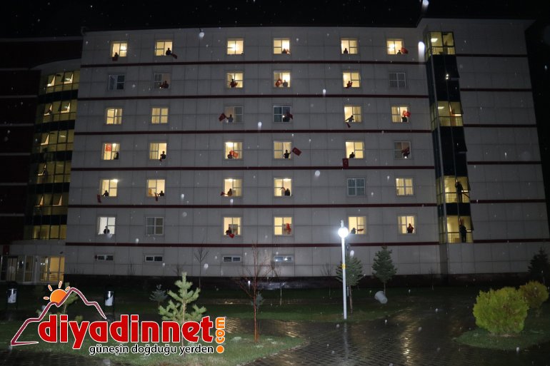 Ağrı da vatandaşlar İstiklal Marşı nı balkonlardan okudu8