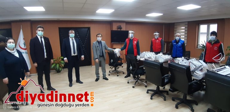Ağrı Gençlik Merkezi 200 siperli maskeyi teslim etti