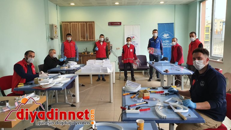Ağrı Gençlik Merkezi'nde "koruyucu maske" üretimi devam ediyor