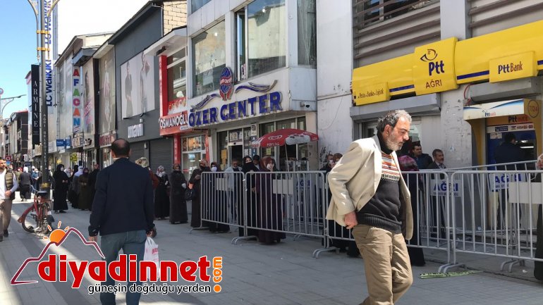 Ağrı’da PTT şubesi önünde sosyal mesafe kuralı hiçe sayıldı