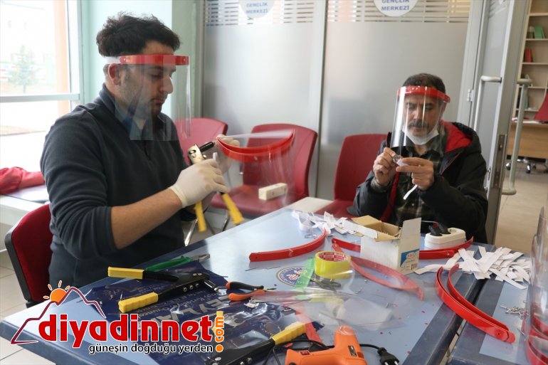 için gençlerden bir gönüllü Sağlıkçılara destek de Ağrılı üretimi maske 6