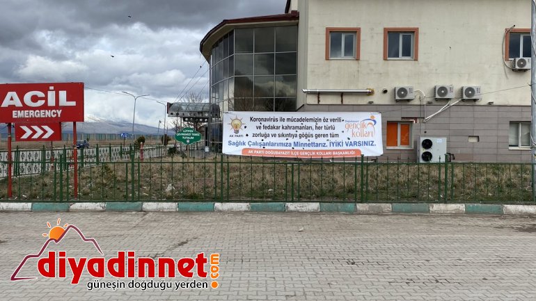 AK Parti Doğubayazıt Gençlik Kollarından sağlık çalışanlarına pankartlı destek