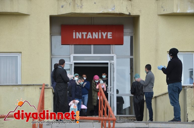 Hakkari'de Kovid-19 tedavisi tamamlanan 3 kişilik aile alkışlarla taburcu edildi