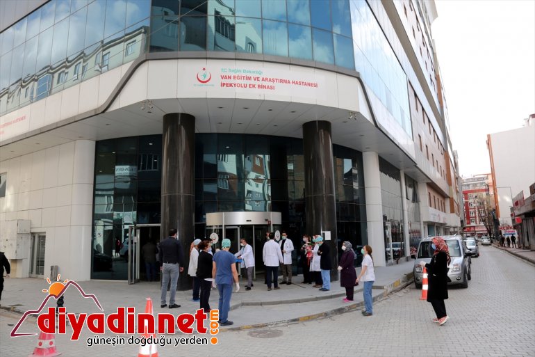 Van'da Kovid-19 tedavisi tamamlanan 3 kişi alkışlarla taburcu edildi