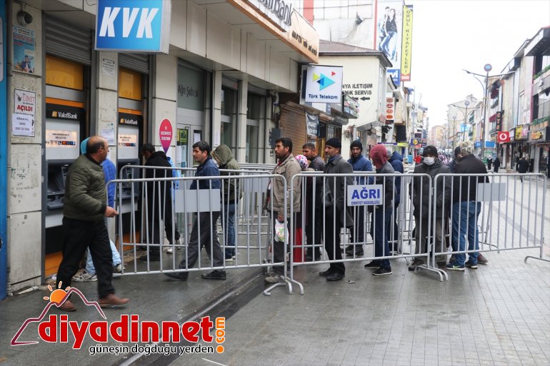  Vatandaşlar, ölçüldükten ateşleri sonra kapatılan caddeye alınıyor AĞRI - bariyerle 3