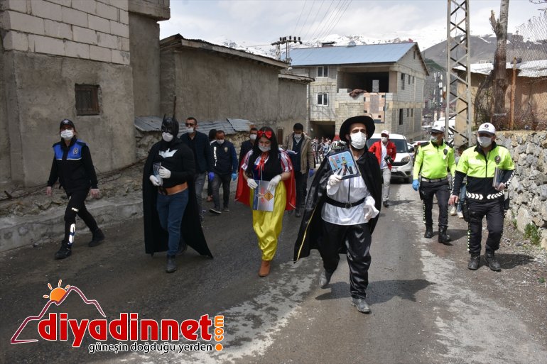 dağıtarak Hakkari bayramlarını kutladı çocuklara polisi hediye 2
