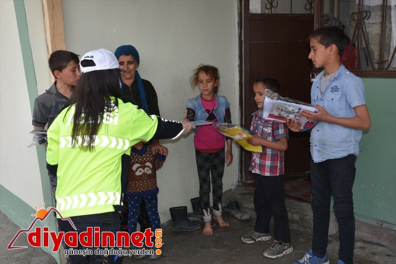 hediye polisi Hakkari dağıtarak kutladı bayramlarını çocuklara 3