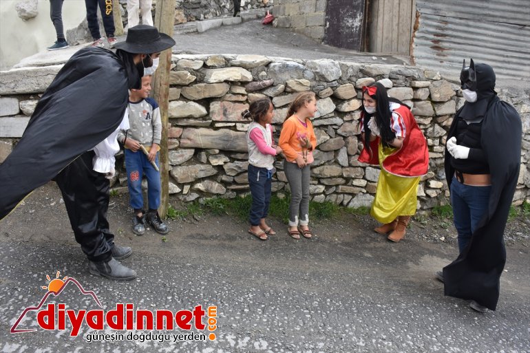 polisi hediye Hakkari bayramlarını dağıtarak çocuklara kutladı 5