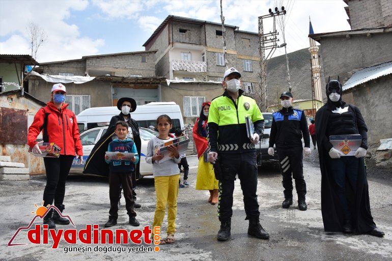 Hakkari polisi çocuklara hediye dağıtarak bayramlarını kutladı