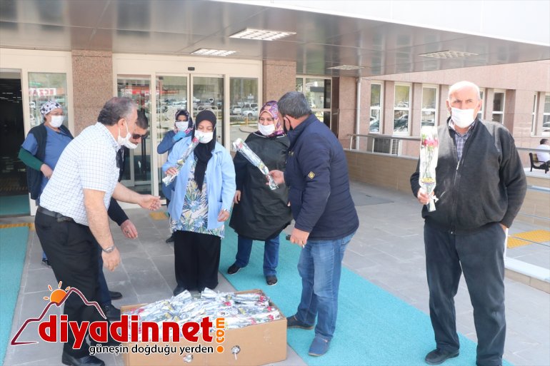 Kovid-19 teşekkür mücadele ile personeline eden sağlık karanfille Esnaftan bin 2